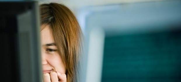 Una mujer consulta Internet.